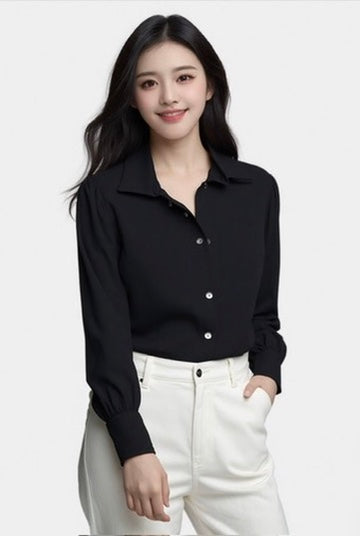 Dames draagt zwarte Chastar Tricot Blouse Amira met klassieke kraag en doorknoopsluiting uit herfstcollectie blouses nieuw