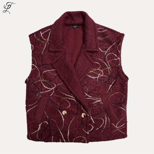 Chastar Gilet Livia in bordeaux met swirl-patroon, dubbelgeknoopte reverskraag, stijlvolle en zachte stof.