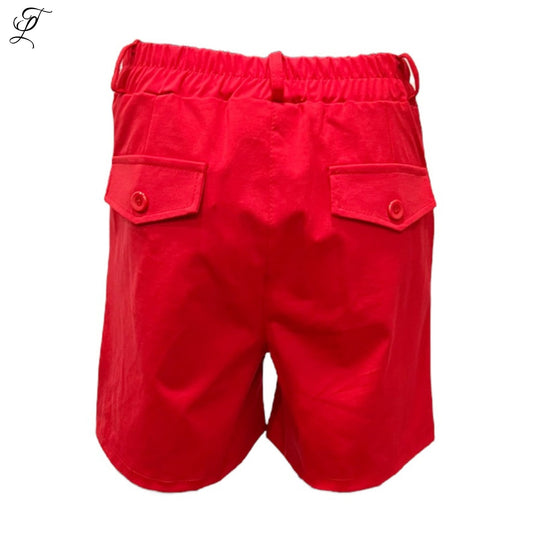 Chastar Korte Broek in rood met elastische tailleband en speelse knoopzakken, ideaal voor warme zomerdagen.