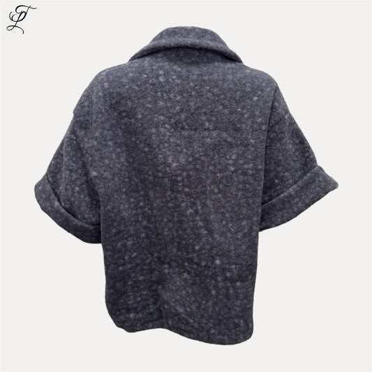 Donkere korte bouclé jas met wijde mouwen en elegante reverskraag uit de Chastar collectie.