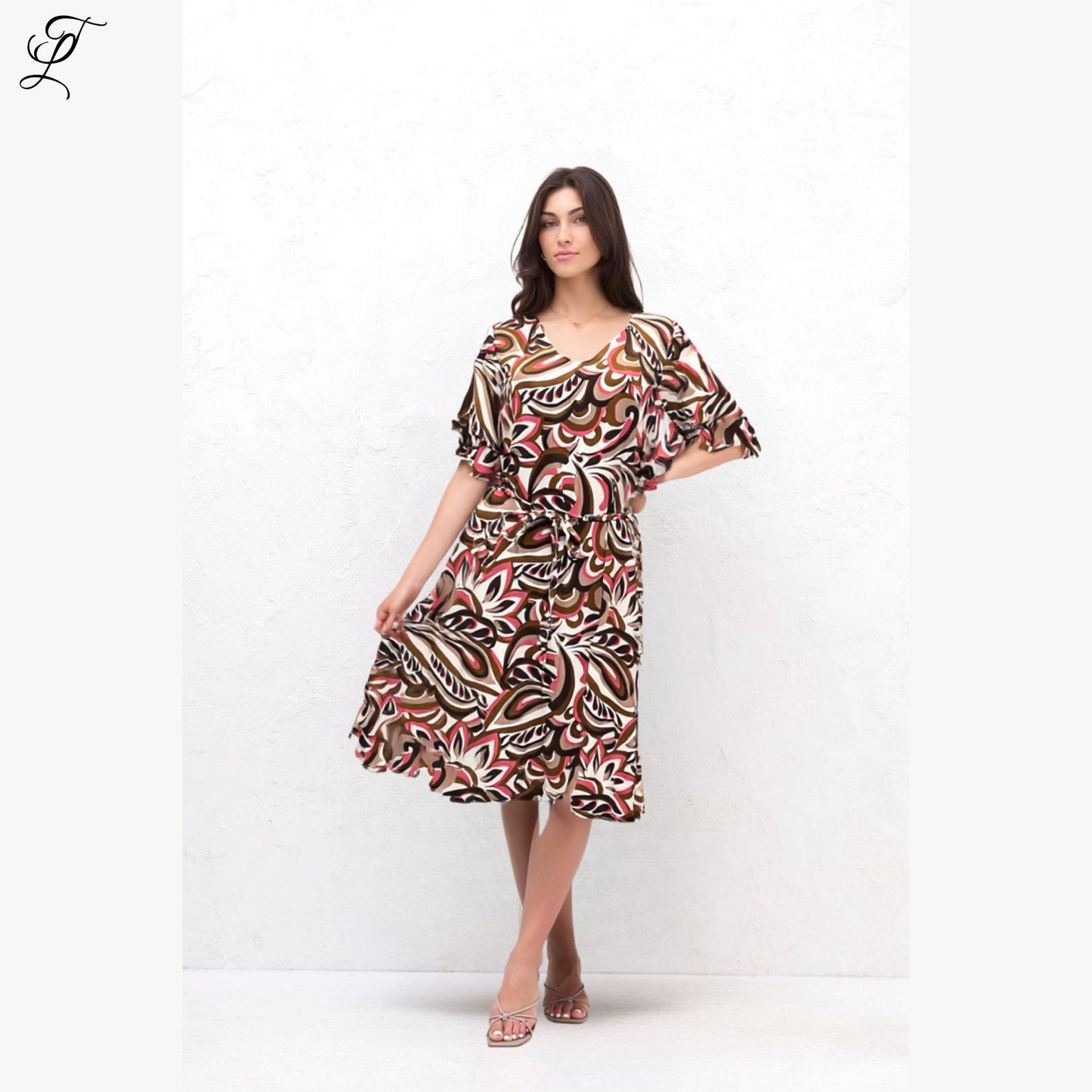 Chastar Tencel Jurk Mabel met artistieke print, ceintuur in de taille en wijde mouwen voor een elegant silhouet.
