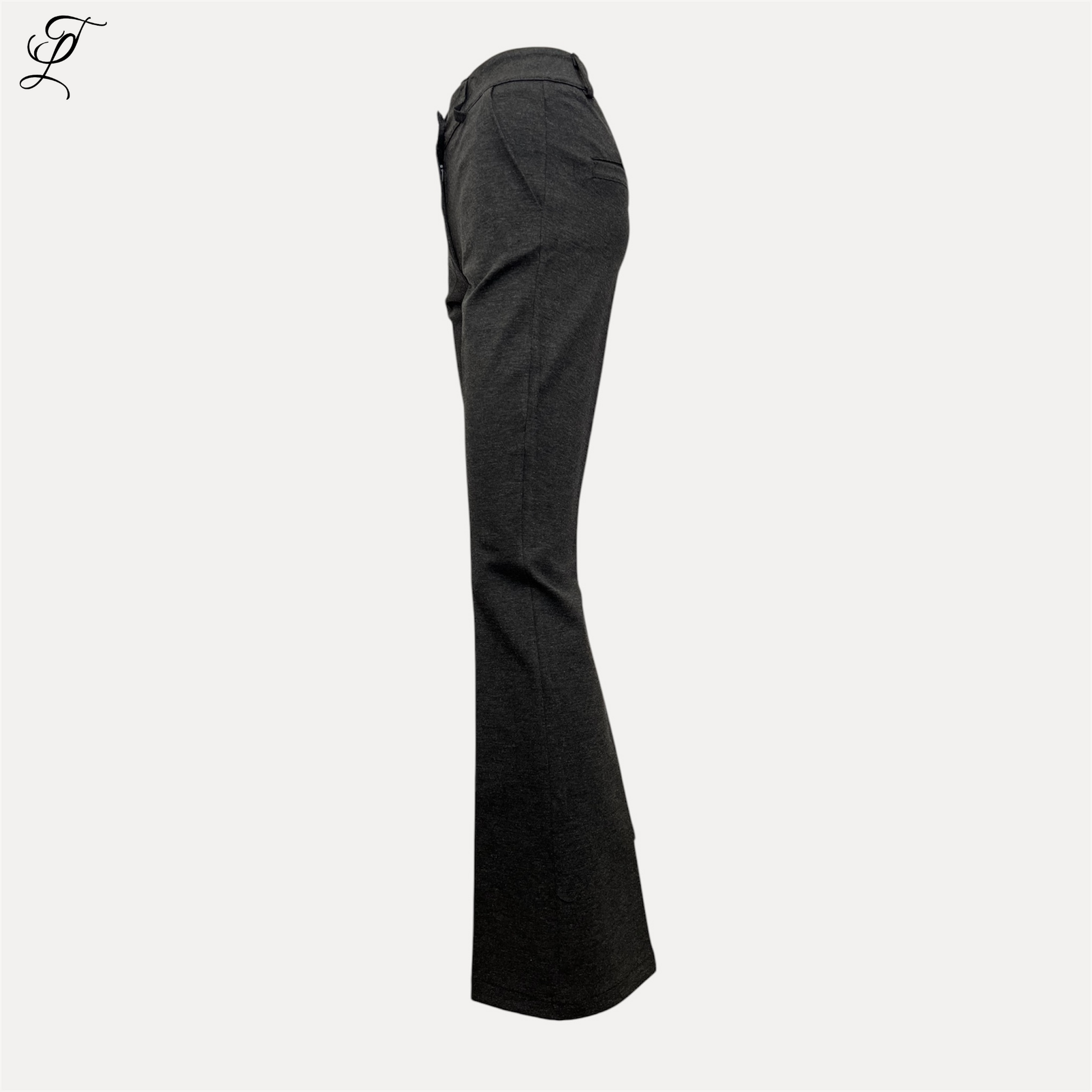 Chastar Flair Broek in elegant donkergrijs, zijwaarts gefotografeerd met subtiel uitlopende pijpen. Stijlvolle broek met klassieke snit en flatterende taille, perfect voor een verfijnde look. Bestsellers, Collectie, Home page