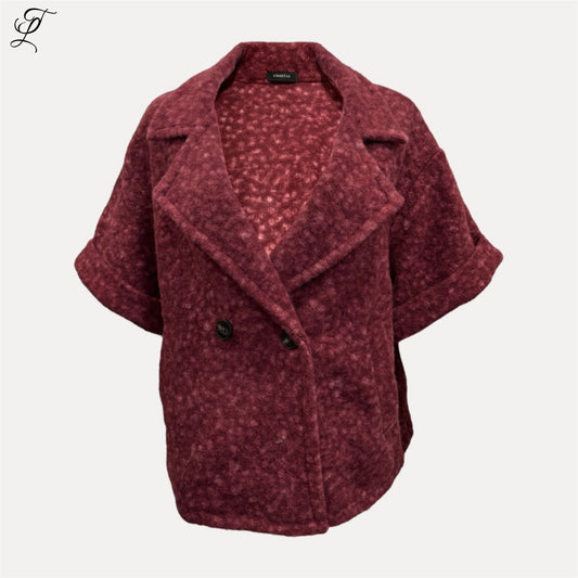 Chastar korte bouclé jas in bordeaux met dubbele knoopsluiting, ruime mouwen en zachte structuur.