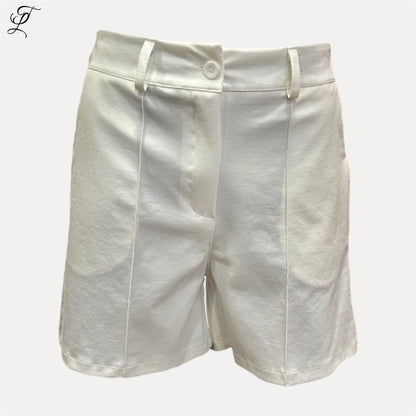 Chastar Korte Broek in off white, comfortabele en stijlvolle zomerse short met elastische tailleband en knoopdetails.