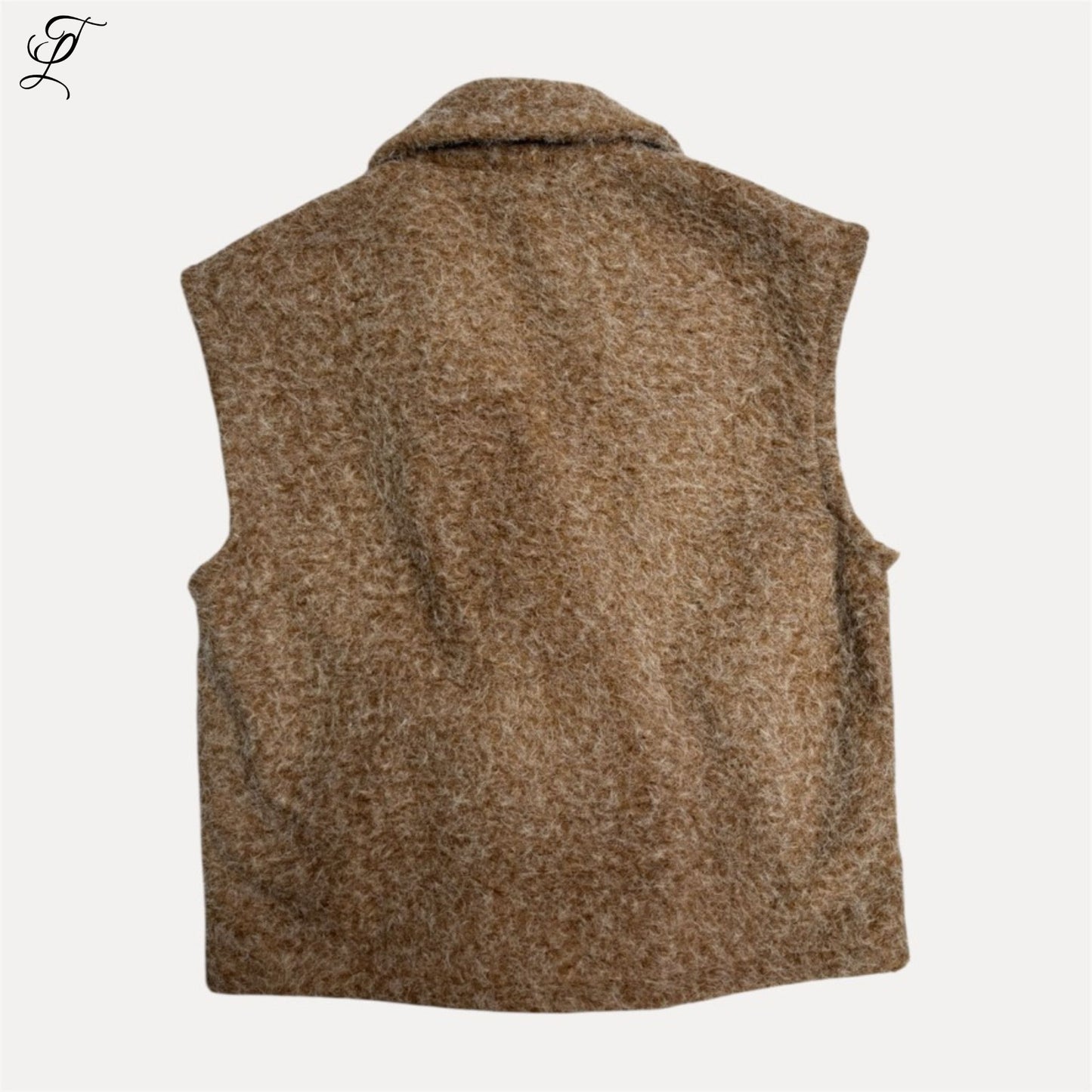 Chastar Gilet Livia in bruine tint met zacht swirl-patroon en reverskraag, ideaal voor stijlvolle herfstlagen.