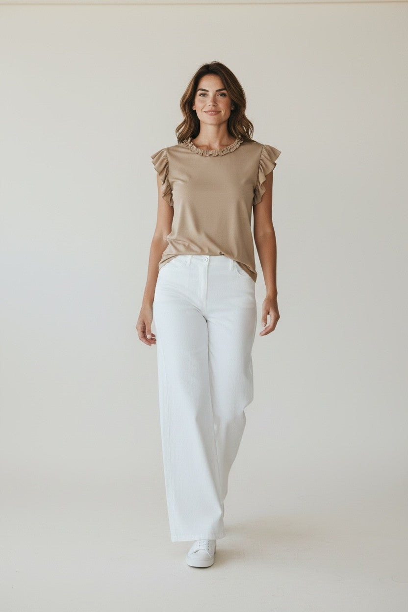 Model draagt mouwloze beige top met ruches bij de hals en mouwen, gecombineerd met witte rechte broek uit de Chastar Nieuw collectie Tops & Shirts.