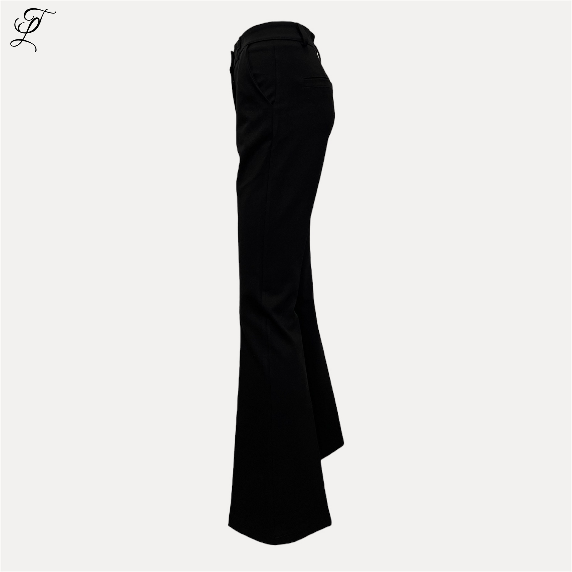 Chastar Flair Broek in elegant zwart, gefotografeerd vanaf de zijkant tegen een witte achtergrond. De broek toont een klassieke flared pasvorm met uitlopende pijpen en een strakke heuplijn voor een stijlvolle silhouet. Home page, Collectie, Bestsellers.