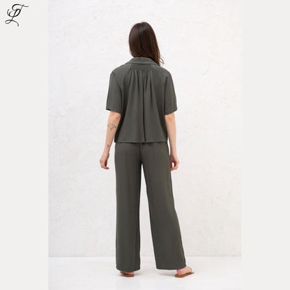 Chastar Korte Mouwen Blouse in army groen met relaxte pasvorm, perfect voor een casual en stijlvolle look.