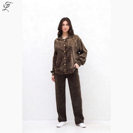 Chastar Fluwelen Bomberjas Lou in chocoladebruin fluweel met gouden knopen en losse fit voor comfort.
