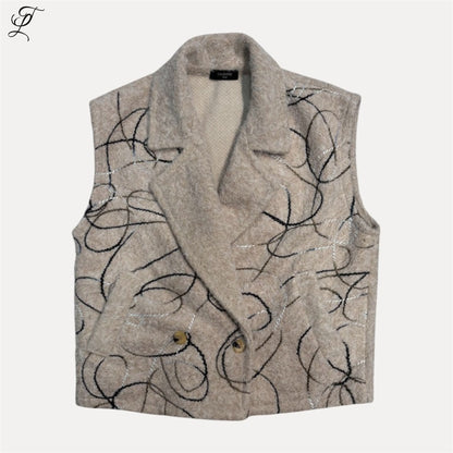 Beige Chastar Gilet Livia met uniek swirl-patroon, dubbele knopenrij en reverskraag, geschikt voor casual en kantoorlooks.
