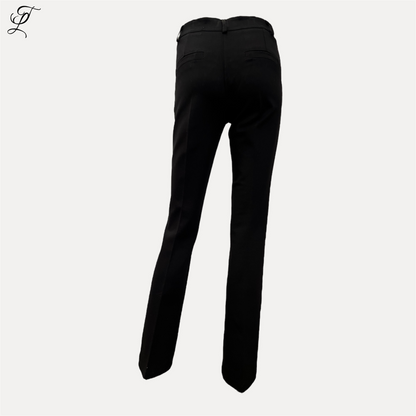 Chastar Flair Broek in elegant zwart, gefotografeerd vanaf de achterkant tegen een witte achtergrond. De broek toont een klassieke flaired uitlopende pijpen en strakke tailleband met zakken aan de achterzijde. Perfect voor een stijlvolle look. Home page, Collectie, Bestsellers