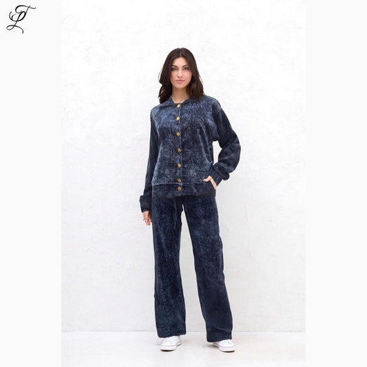 Chastar Fluwelen Set Lou in nachtblauw met bomberjas en rechte broek voor luxe en comfort.