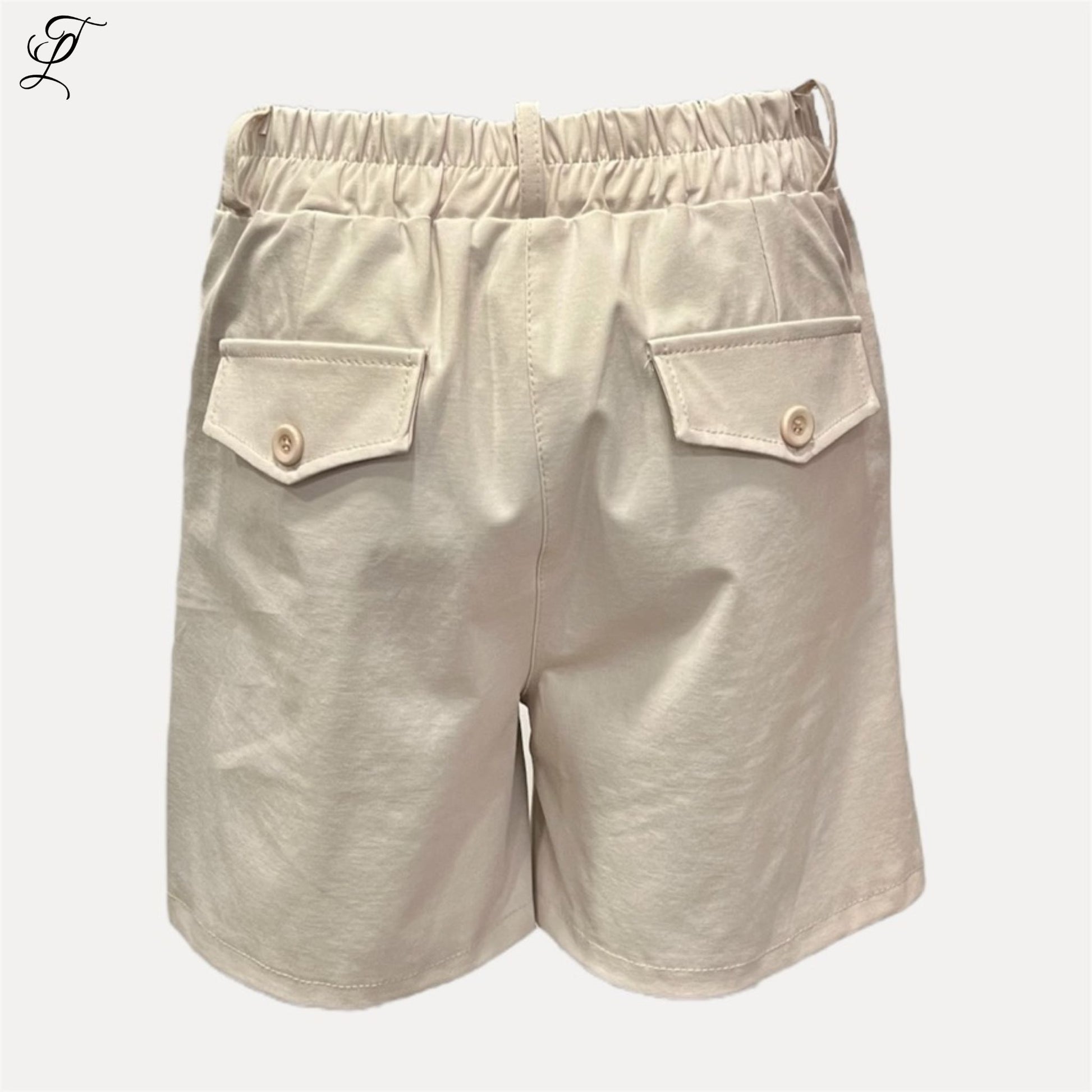 Chastar Korte Broek met elastische tailleband en speelse achterzakken, comfortabel en stijlvol voor zonnige dagen.