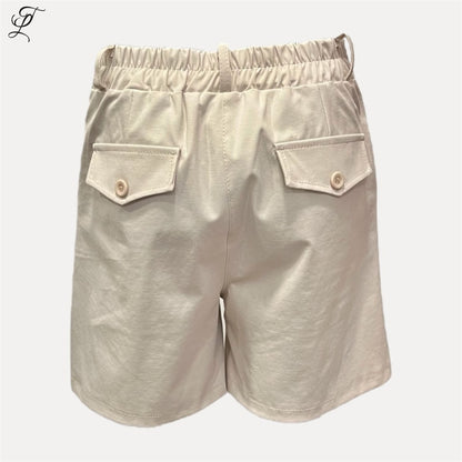 Chastar Korte Broek met elastische tailleband en speelse achterzakken, comfortabel en stijlvol voor zonnige dagen.