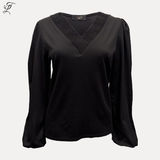 Zwarte Chastar Tricot Top Mila met V-hals, geplisseerde afwerking en lange soepelvallende mouwen voor klassiek comfort.