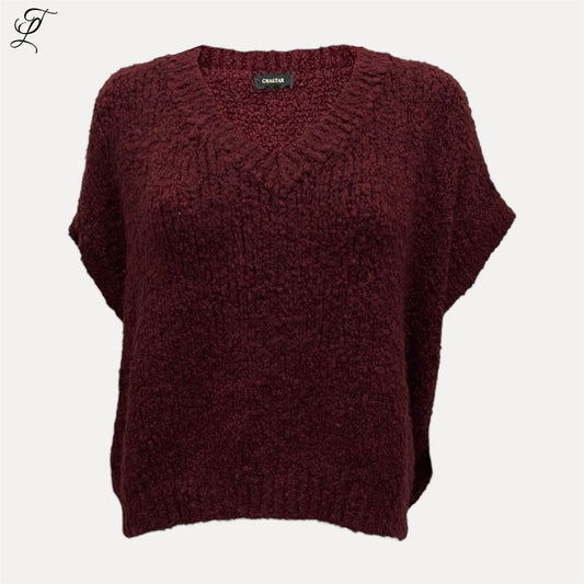 Chastar Soft Knit Gilet Noa in bordeaux met diepe V-hals, zachte knit structuur en losse pasvorm, ideaal voor laagjes.