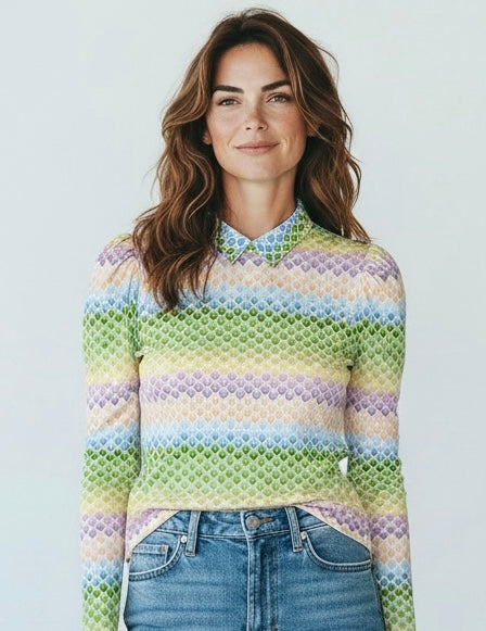 vrouw draagt zachte, stretch top met kleurrijk patroon in maat s/m tot xxl van 60% poliamide, 30% viscose, 10% elastam