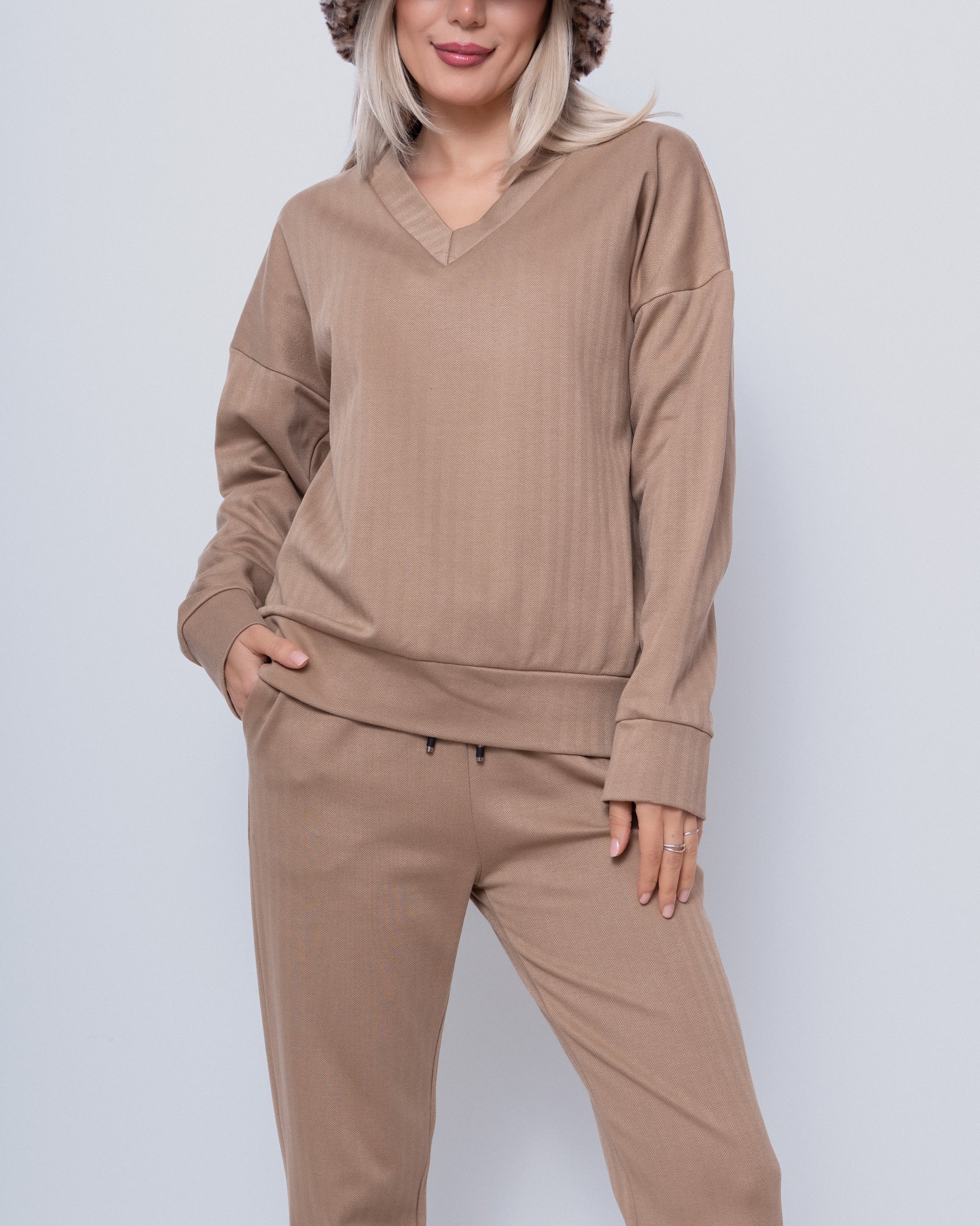 Dames Sweater V-hals Chastar Camel: Elegante camelkleurige sweater met V-hals in zachte viscose. Comfortabele pasvorm met oversized schouders en geribde boorden. Perfect voor casual en geklede looks. Beschikbaar in maten S/M en L/XL. | Home page, Truien, Collectie