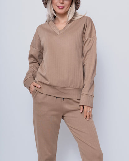 Dames Sweater V-hals Chastar Camel: Elegante camelkleurige sweater met V-hals in zachte viscose. Comfortabele pasvorm met oversized schouders en geribde boorden. Perfect voor casual en geklede looks. Beschikbaar in maten S/M en L/XL. | Home page, Truien, Collectie