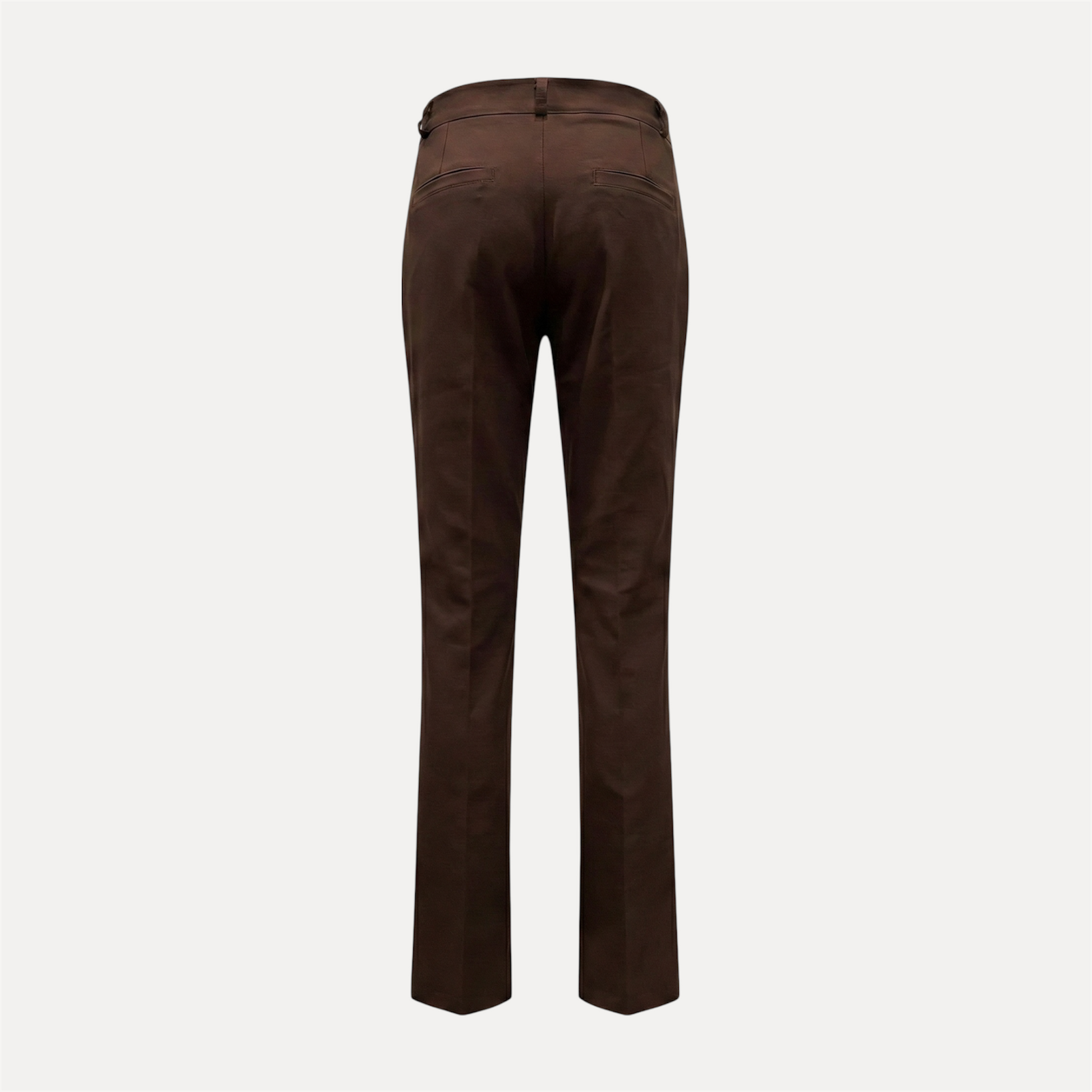 Donkere Chastar flair broek met klassieke snit, elegante pasvorm en subtiele flair, onderdeel van de herfst collectie broeken.