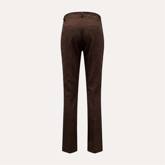 Donkere Chastar flair broek met klassieke snit, elegante pasvorm en subtiele flair, onderdeel van de herfst collectie broeken.