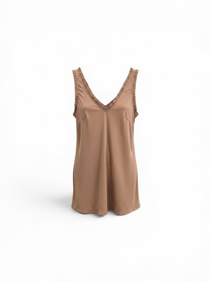 Mouwloze top in warme taupe kleur met V-hals en fijne ruches langs halslijn, onderdeel van Chastar Zomer Collectie in viscose.