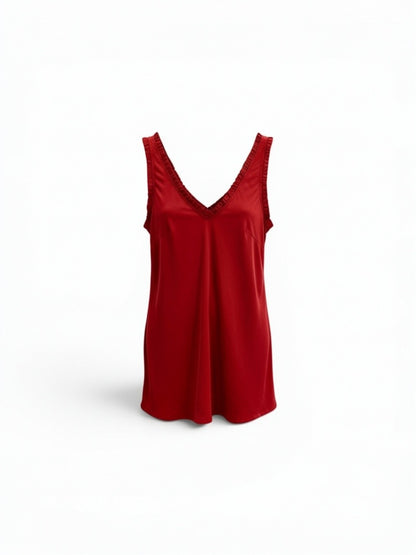 Rode viscose top zonder mouwen met V-hals en fijne kanten details, onderdeel van de Chastar Zomer Collectie in Tops & Shirts.