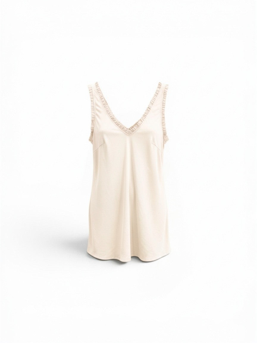 Beige mouwloze top van viscose met V-hals en fijne ruches langs halslijn en armsgaten, onderdeel van de Chastar Zomer Collectie.
