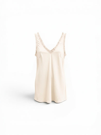 Beige mouwloze top van viscose met V-hals en fijne ruches langs halslijn en armsgaten, onderdeel van de Chastar Zomer Collectie.