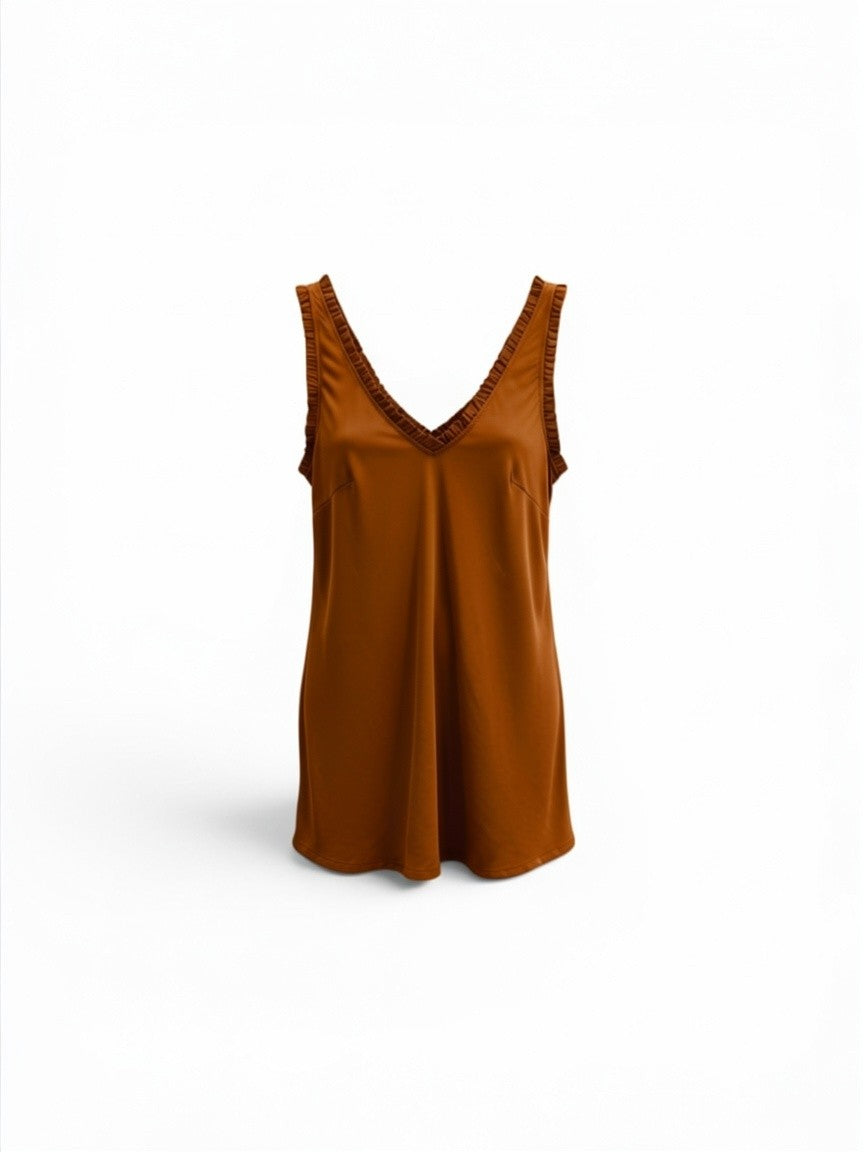 Mouwloze top in warme cognackleur met V-hals en kleine ruches langs de halslijn, onderdeel van Chastar Zomer Collectie viscose Tops & Shirts.