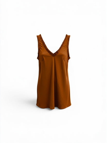Mouwloze top in warme cognackleur met V-hals en kleine ruches langs de halslijn, onderdeel van Chastar Zomer Collectie viscose Tops & Shirts.