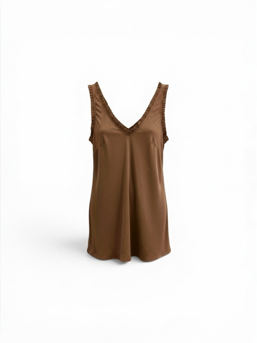 Mouwloze top in warme bruintint met V-hals en ruchedetails langs hals en schouders, onderdeel van Chastar Zomer Collectie viscose.
