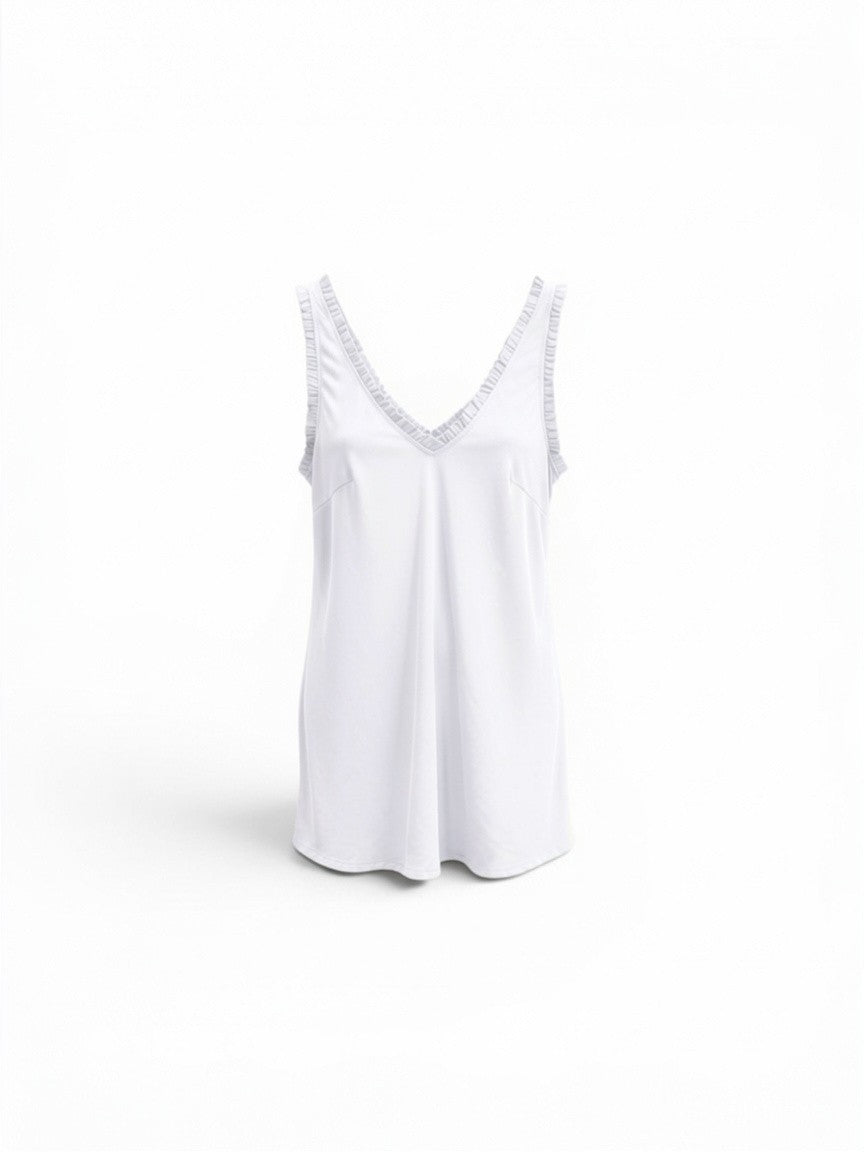 Witte mouwloze top van viscose met V-hals en subtiele ruches langs de halslijn, onderdeel van Chastar Zomer Collectie Tops & Shirts.