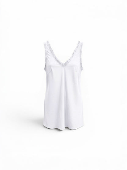 Witte mouwloze top van viscose met V-hals en subtiele ruches langs de halslijn, onderdeel van Chastar Zomer Collectie Tops & Shirts.