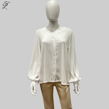 Chastar V-Hals Blouse in stralend off-white met subtiele stippenprint, lange mouwen met elastische manchetten en knoopsluiting. Elegante V-hals en luchtige pasvorm voor veelzijdige styling. Perfect voor casual en formele looks. Blouses, Collectie