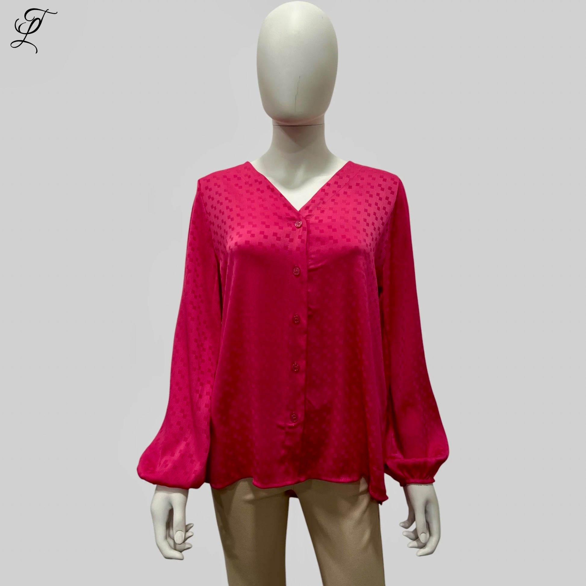 Chastar V-Hals Blouse in levendig fuchsia roze met subtiel ingeweven patroon, v-hals en elegante lange mouwen met elastische manchetten. Stijlvolle knoopsluiting aan de voorzijde en luchtige pasvorm voor optimaal draagcomfort. Blouses, Collectie