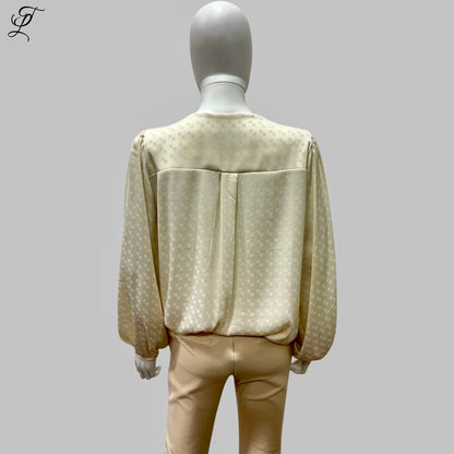 Chastar V-Hals Blouse in off-white met subtiel ingeweven patroon, getoond op etalagepop van achteren. Elegante blouse met lange mouwen en elastische manchetten, losvallend model met plooiwerk op de rug. Blouses, Collectie
