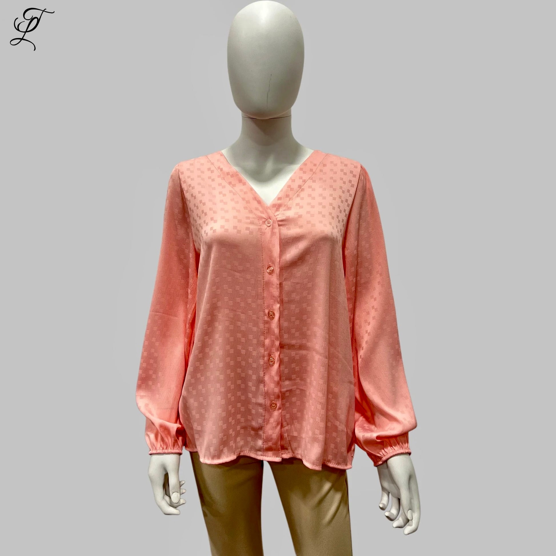 Chastar V-hals Blouse in zachte zalmroze kleur met subtiel stippenpatroon, lange mouwen met elastische manchetten en V-hals met knoopsluiting. Elegante en luchtige damesblouse perfect voor diverse gelegenheden. Blouses, Collectie