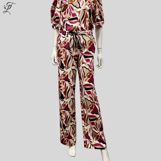 Trendy Chastar Set Sophia met fleurig bladmotief in roze en beige tinten, bestaande uit luchtige blouse met pofmouwen en wijdvallende broek. Elegante set getoond op displaymodel tegen lichte achtergrond, perfect voor een stijlvolle casual look. Chastar Sets.