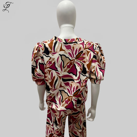Chastar Tops Sophia: Elegante blouse met pofmouwen in een levendig bloemmotief van beige, roze en zwart. Opvallende pofmouwen en luchtige pasvorm voor een stijlvolle uitstraling. Tops & Shirts, Collectie
