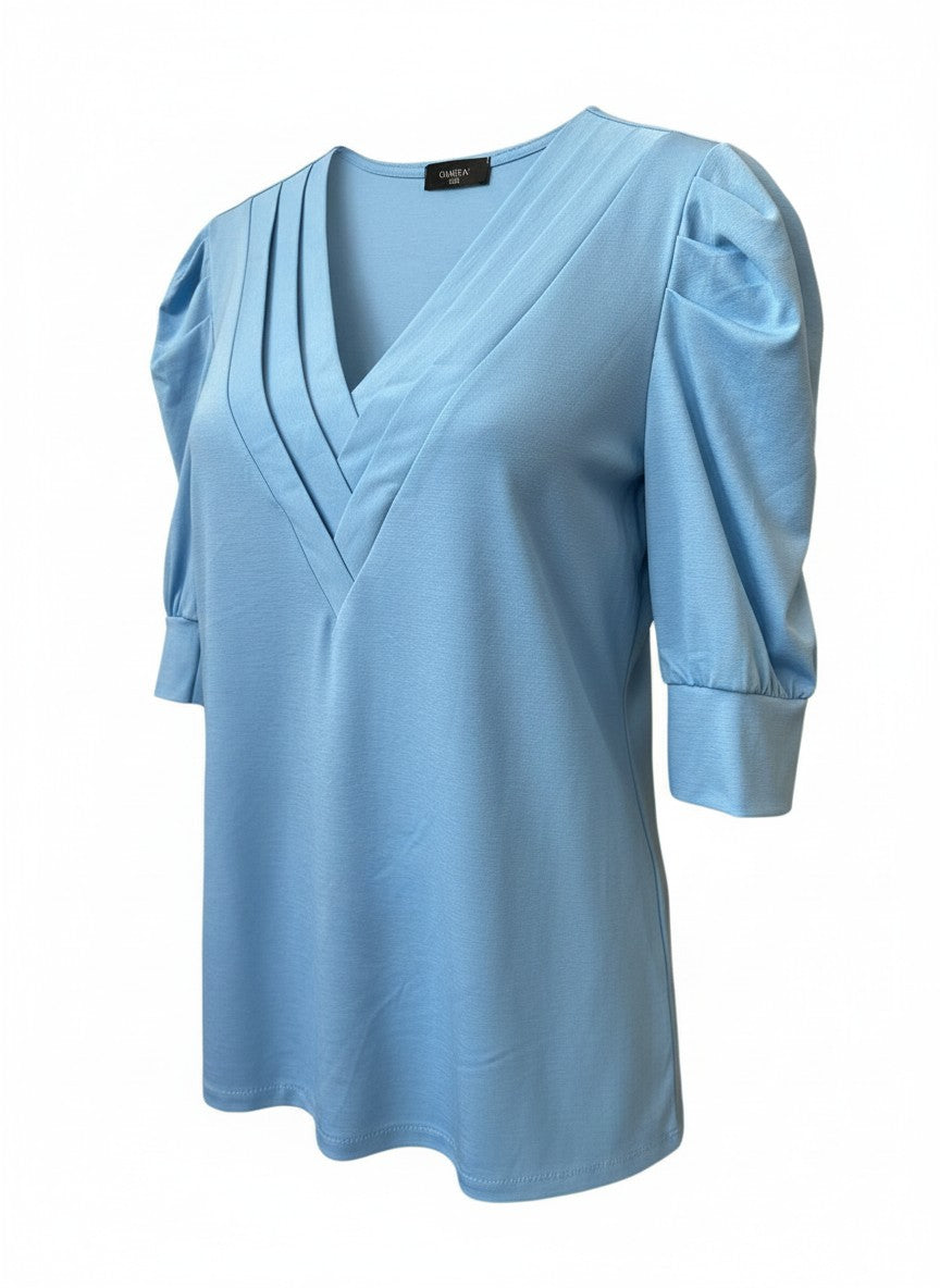 Lichtblauwe top met V-hals en geplooide details uit de Chastar collectie nieuw bij Tops & Shirts.