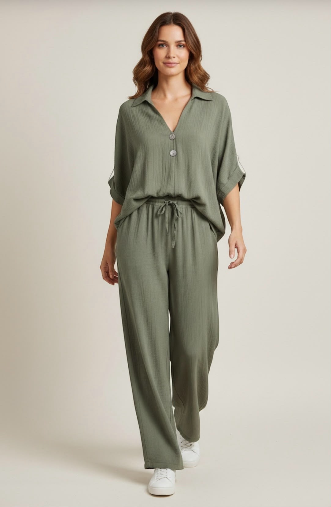 Model draagt losse olijfgroene set met knopen aan de top en verstelbare taillekoord, onderdeel van de Chastar Nieuw collectie Sets.
