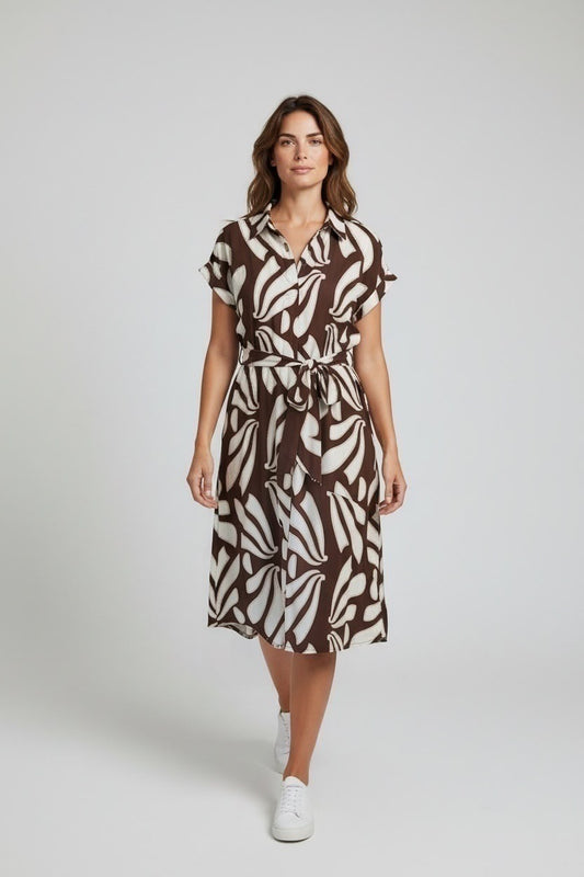 Midi jurk met bruin-witte abstracte print, kraag, korte mouwen en ceintuur, onderdeel van Chastar Jurken & Tunieken collectie van viscose