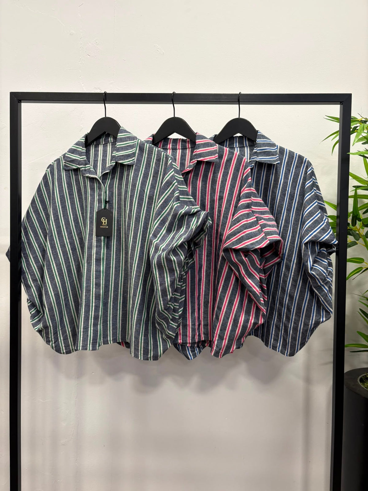 Chastar Blouse Elvira met strepen in groen, rood en blauw, vooraanzicht van de drie kleuren op hangers