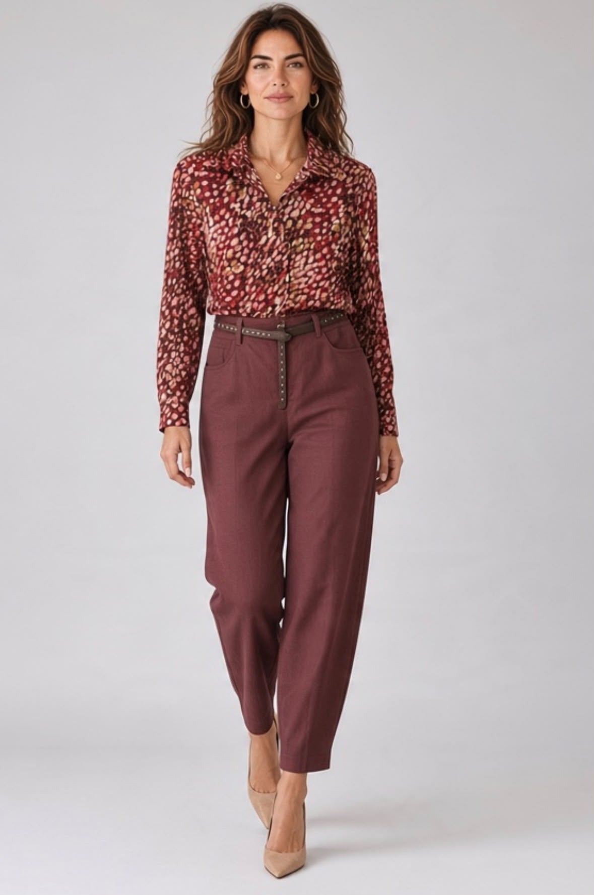 Chastar blouse Ludivine in Bordeaux met onregelmatig vlekkenpatroon, kraag en lange mouwen, getoond op model.