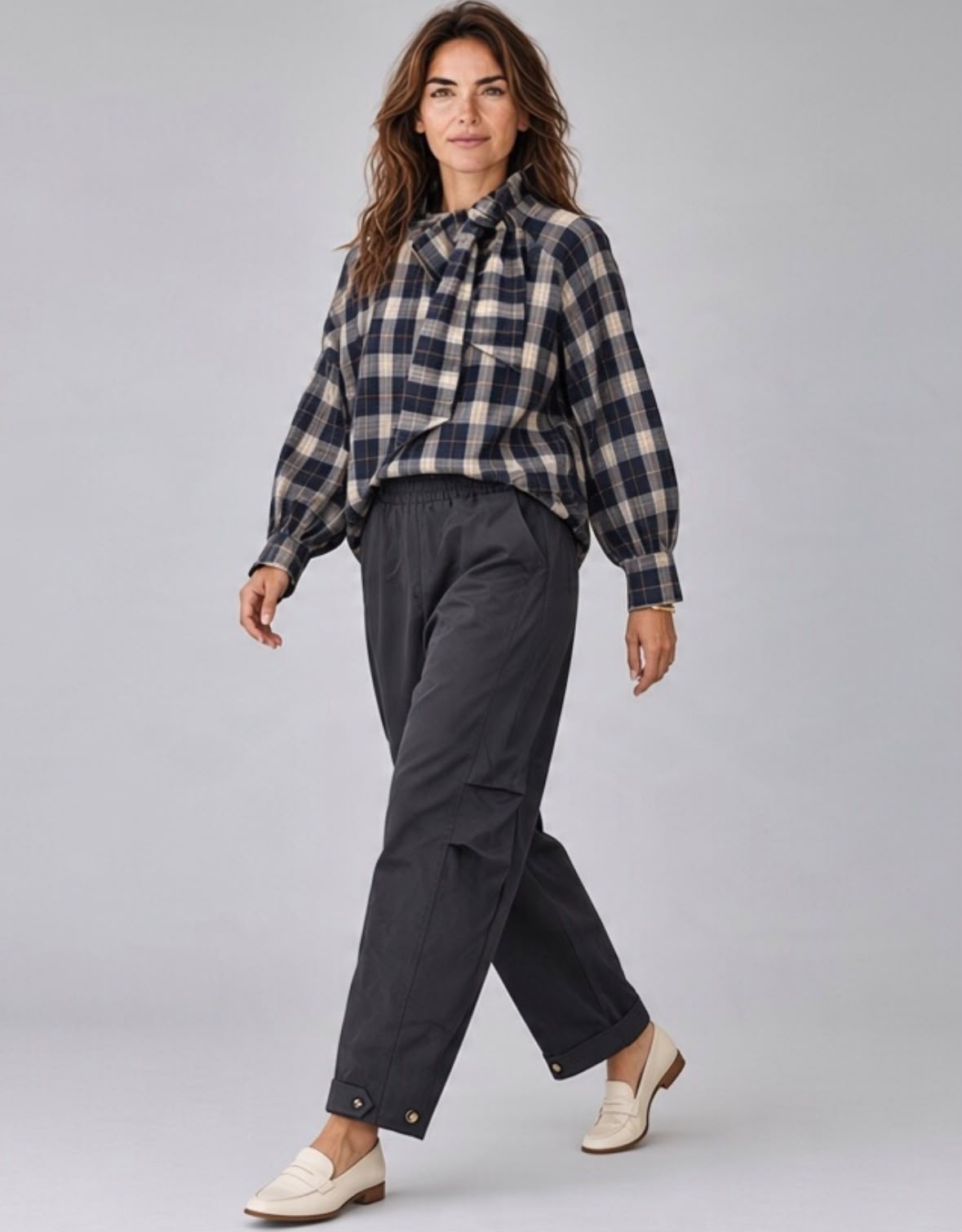 Blauwe Chastar blouse Marcelline op model, met contrasterende ruiten, lange mouwen en een strik bij de hals.