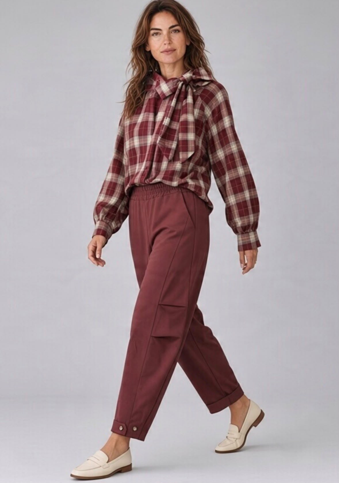 Chastar blouse Marcelline in Bordeaux met ruitdessin, lange mouwen en strik bij de hals, gedragen op model.