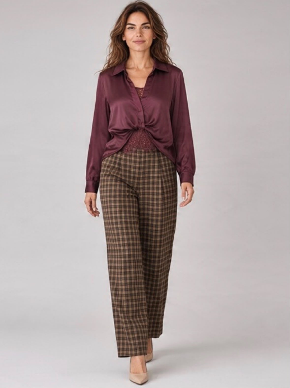 Fashion Chastar blouse in Bordeaux met kraag en plooidetail aan de voorkant, gedragen door model