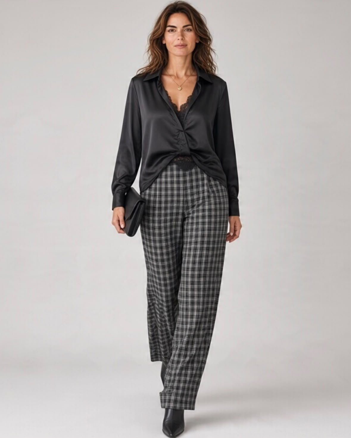 Fashion Chastar blouse in Zwart met glans en plooidetail aan de voorkant, gedragen door model