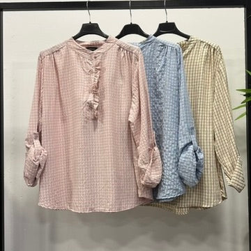 Chastar Blouse Orianne in Roze, Blauw en Beige met fijn ruitpatroon en ruches bij de hals, op hangers